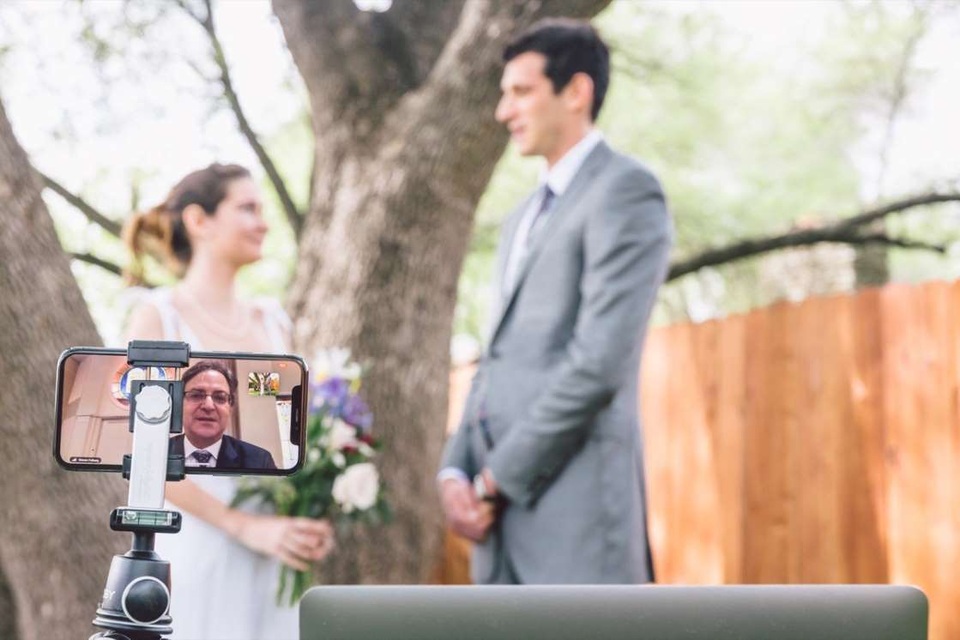 Thời dịch Covid-19, 200 khách dự đám cưới qua... mạng - 1