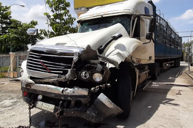 Tài xế thông chốt kiểm soát dịch, công an dùng nhiều xe ô tô chốt chặn