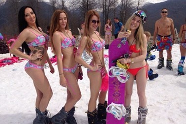 [Photo] Nóng mắt tham dự buổi trượt tuyết toàn bikini