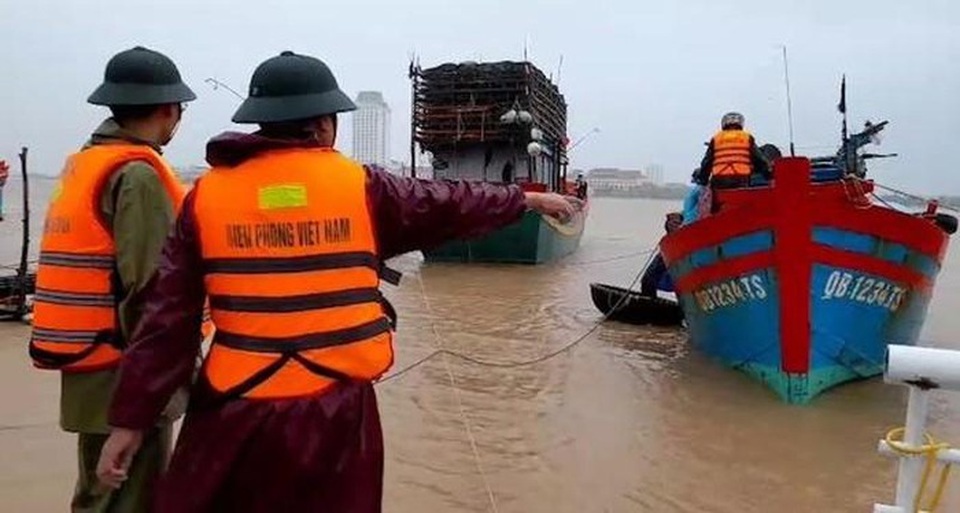 Kịp thời cứu hộ tàu cá đứt neo trôi ra biển trong mưa lũ - 1 Kịp thời cứu hộ tàu cá đứt neo trôi ra biển trong mưa lũ - 1