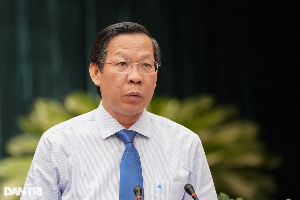 Chủ tịch TPHCM nói về vụ xăng, dầu: Chạy ra chạy vô báo cáo liên tục - 1 Chủ tịch TPHCM nói về vụ xăng, dầu: Chạy ra chạy vô báo cáo liên tục - 1