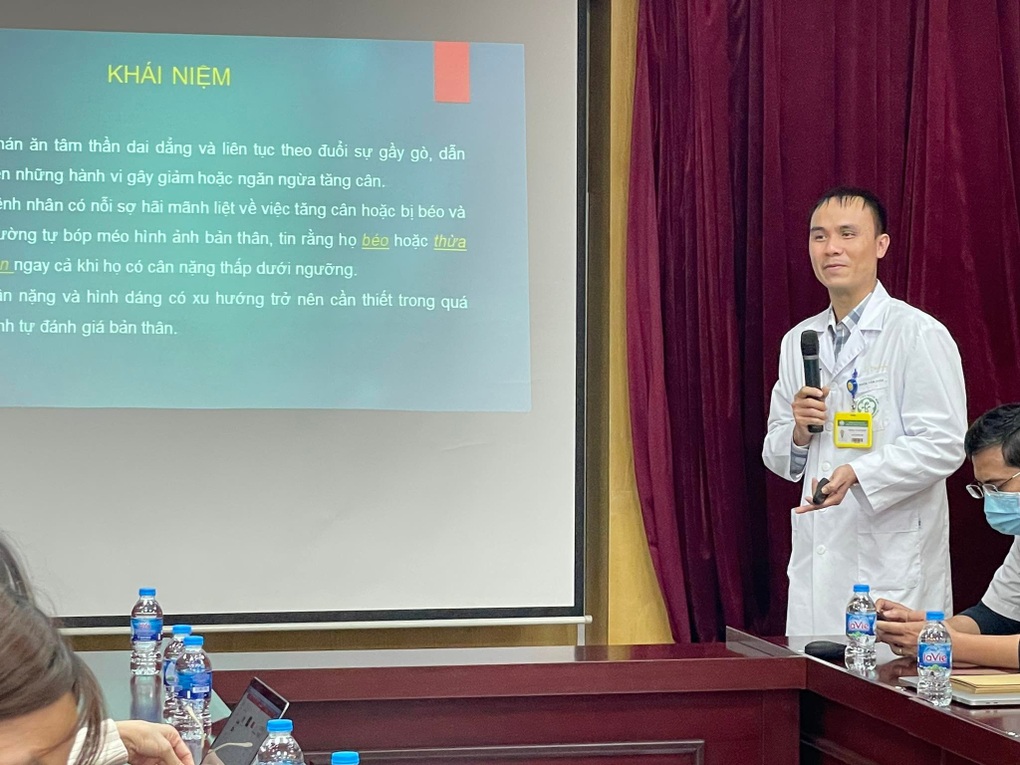 Nam sinh 13 tuổi nhịn ăn đến nhập viện vì bị bạn chê béo phì - 2 Nam sinh 13 tuổi nhịn ăn đến nhập viện vì bị bạn chê béo phì - 2