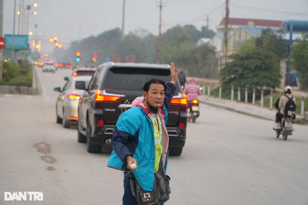 Người đàn ông ngày 2 lần đi phân luồng giao thông, tặng xăng cho công nhân - 1 Người đàn ông ngày 2 lần đi phân luồng giao thông, tặng xăng cho công nhân - 1