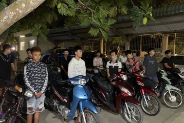 Vây bắt 15 quái xế tuổi teen "nẹt pô" xe, rú ga ầm ĩ, đuổi nhau trên đường