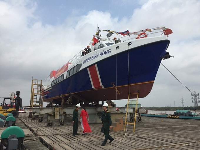 Chuẩn bị hạ thủy tàu Super Biển Đông. 