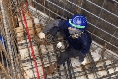 Rớt nước mắt cảnh công nhân người Việt ngủ gục trong công trường Hàn Quốc