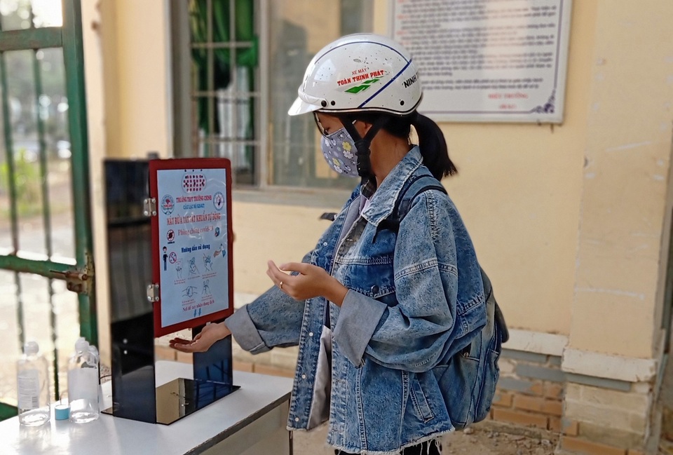 Thầy trò trường THPT sáng chế máy rửa tay sát khuẩn tự động có loa nhắc nhở - 2 Thầy trò trường THPT sáng chế máy rửa tay sát khuẩn tự động có loa nhắc nhở - 2