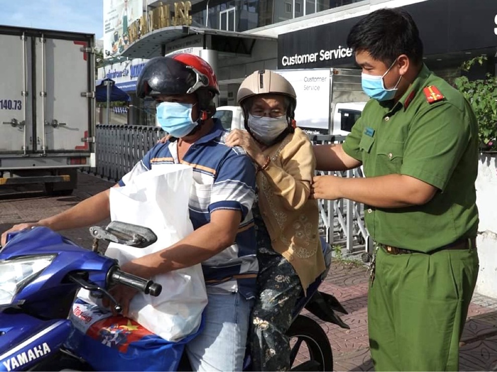 Trao 300 túi an sinh tới người dân TP Cần Thơ trong tâm dịch Covid-19 - 9 Trao 300 túi an sinh tới người dân TP Cần Thơ trong tâm dịch Covid-19 - 9