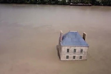 Ngôi nhà hoang nằm xiêu vẹo trên sông, về đêm phát ra thứ ánh sáng rùng rợn