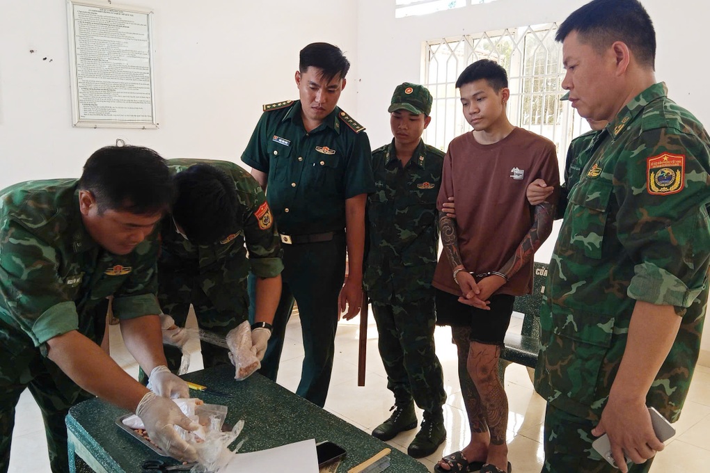 Chặn đứng vụ vận chuyển số lượng lớn ma túy tổng hợp qua biên giới - 1 Chặn đứng vụ vận chuyển số lượng lớn ma túy tổng hợp qua biên giới - 1