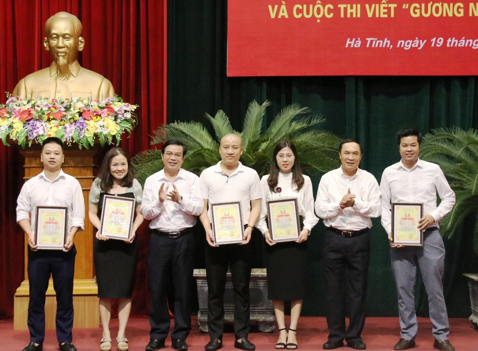 Phóng viên Dân trí đoạt nhiều giải báo chí tại Hà Tĩnh - 3 Phóng viên Dân trí đoạt nhiều giải báo chí tại Hà Tĩnh - 3