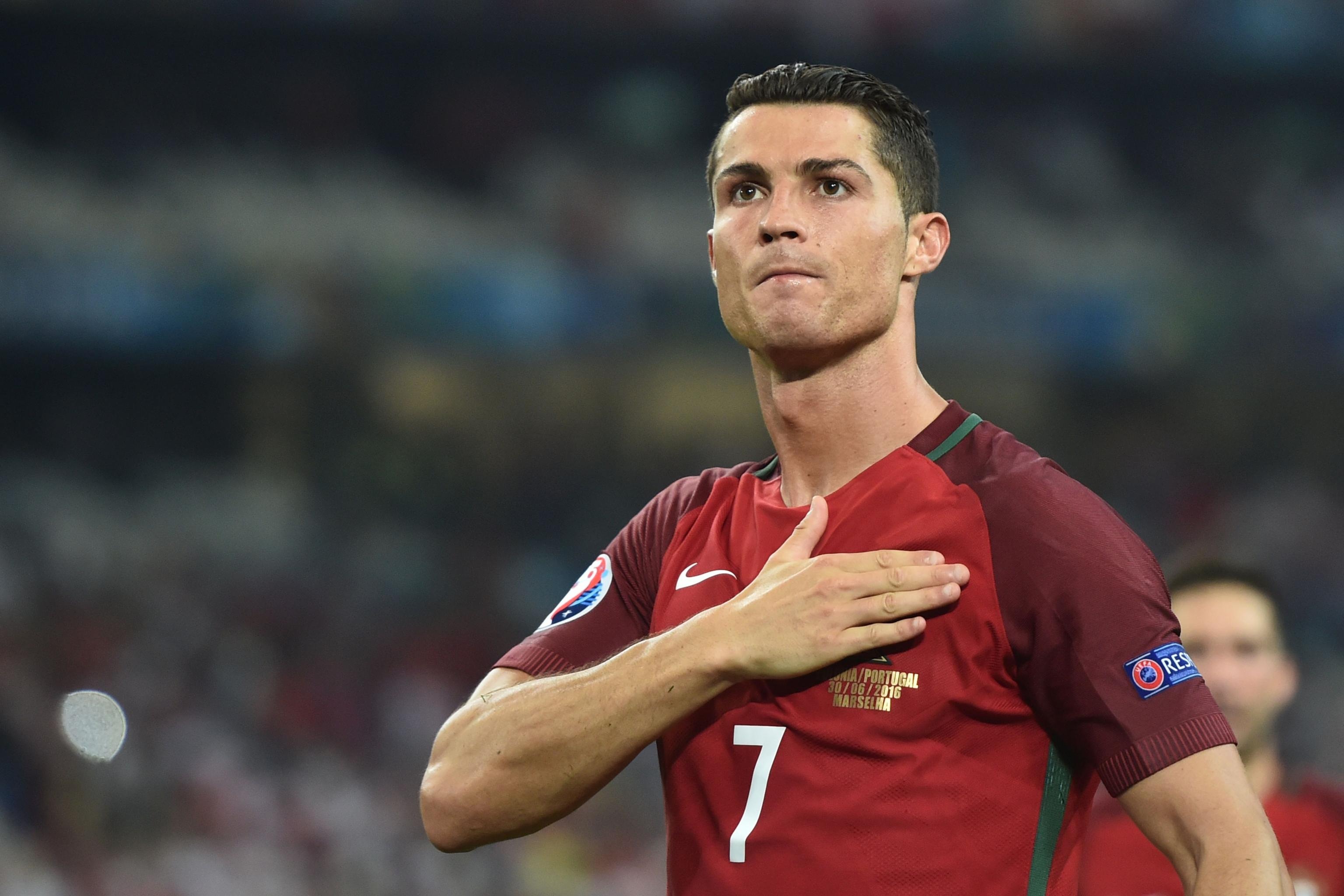 Vì sao Cristiano Ronaldo luôn mặc áo dài tay khi thi đấu? - 2