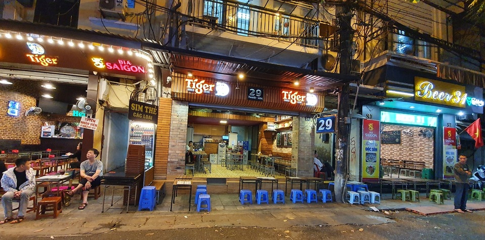 Phố bia Tạ Hiện lên báo quốc tế cũng vắng vẻ lạ thường - 4 Phố bia Tạ Hiện lên báo quốc tế cũng vắng vẻ lạ thường - 4