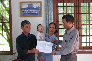 Quà nhân ái tiếp tục đến với cháu Minh Hiếu