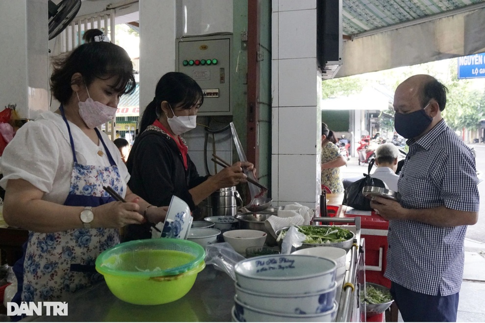 Suốt ngày bánh mì, bánh bao, thực khách thèm tô phở ăn tại quán - 2 Suốt ngày bánh mì, bánh bao, thực khách thèm tô phở ăn tại quán - 2