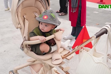 Em bé hóa thân "chiến sĩ nhỏ", check-in cùng dàn pháo lễ tại bến Bạch Đằng