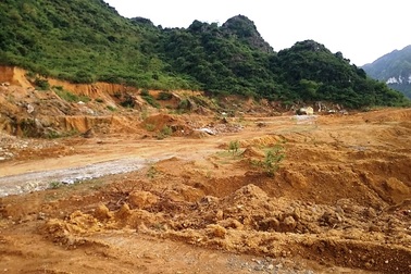 Vụ khai thác đất rừng trái phép: Do xã buông lỏng quản lý