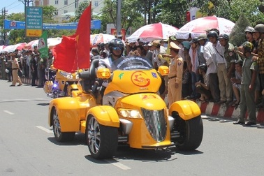 Dàn mô-tô “khủng” diễu phố