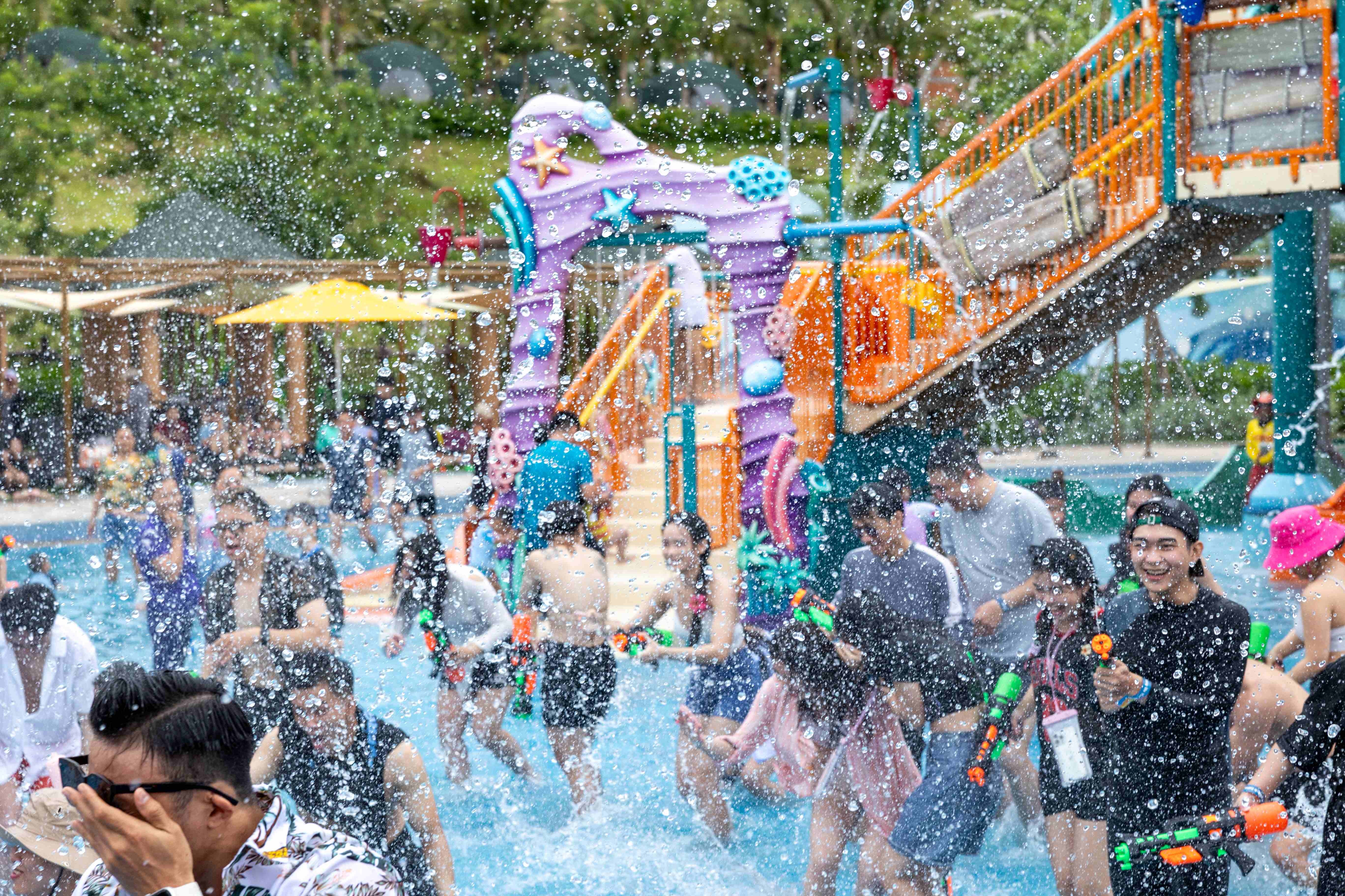 មនុស្សរាប់ម៉ឺននាក់សម្រុកទៅ NovaWorld Phan Thiet ដើម្បីលេងហ្គេមទឹក - ៦ Hàng chục nghìn người đổ về NovaWorld Phan Thiet chơi té nước - 6