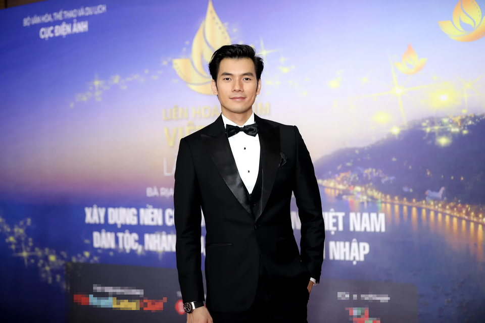 Những “trạng thái” đối lập của sao Việt trên thảm đỏ LHP Việt Nam - 10