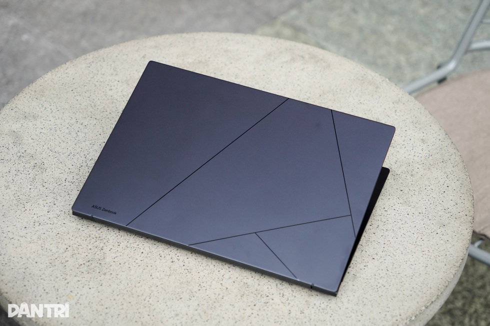Đánh giá Asus Zenbook 14: Mỏng nhẹ, hiệu năng vừa phải - 11 Đánh giá Asus Zenbook 14: Mỏng nhẹ, hiệu năng vừa phải - 11