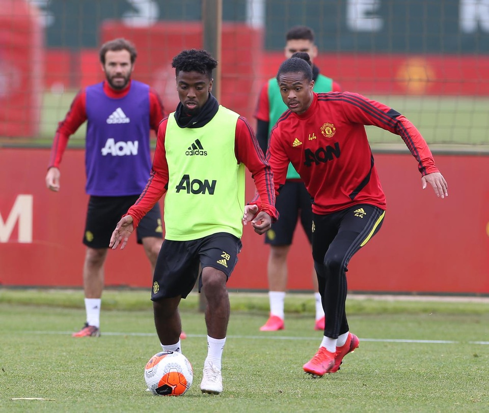 Pogba, Fernandes vui vẻ trong buổi tập toàn đội Man Utd - 13 Pogba, Fernandes vui vẻ trong buổi tập toàn đội Man Utd - 13