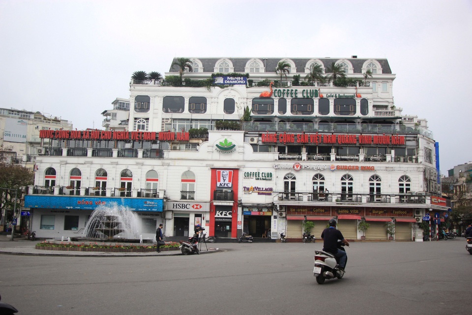 Công an hối hả đi vận động, hàng loạt quán cà phê ở Hà Nội đóng cửa - 7 Công an hối hả đi vận động, hàng loạt quán cà phê ở Hà Nội đóng cửa - 7