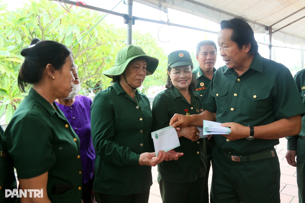 Dâng hương tri ân liệt sỹ, tặng quà thanh niên xung phong khó khăn - 3 Dâng hương tri ân liệt sỹ, tặng quà thanh niên xung phong khó khăn - 3