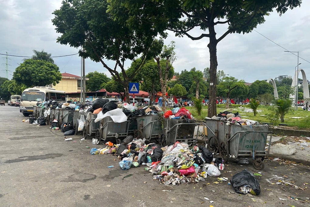 Hà Nội: Bãi tập kết rác nằm sát trường học, phụ huynh nín thở khi đón con - 1