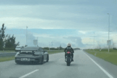 Moto phân khối lớn bị bốc đầu khi đua, lái xe nhận cái kết 'đắng'