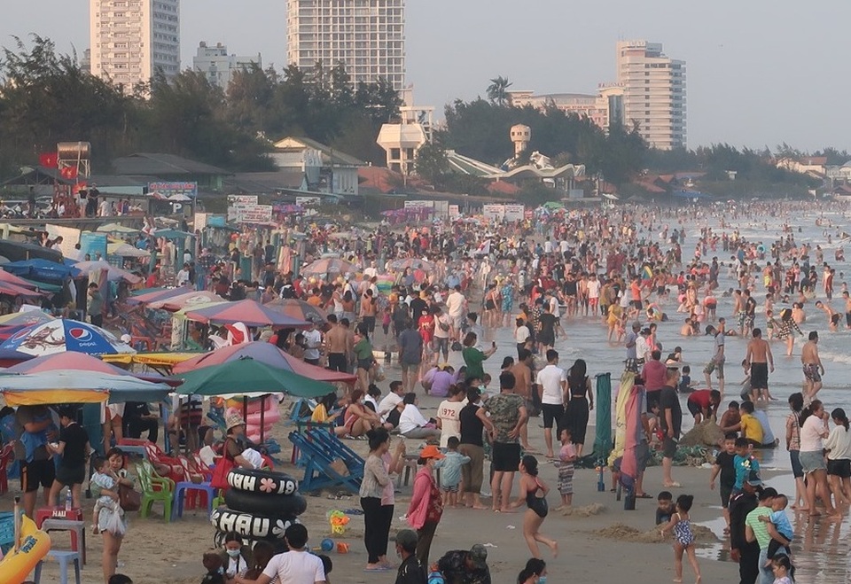 Sợ Covid-19, người dân đeo khẩu trang ra biển du xuân đầu năm - 1 Sợ Covid-19, người dân đeo khẩu trang ra biển du xuân đầu năm - 1