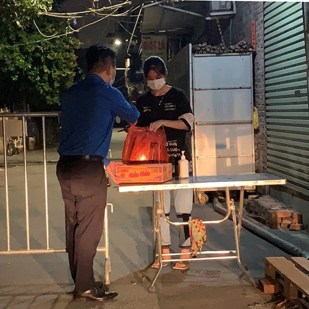 Tặng nhu yếu phẩm cứu trợ gần 1000 sinh viên mắc kẹt tại Hà Nội - 4 Tặng nhu yếu phẩm cứu trợ gần 1000 sinh viên mắc kẹt tại Hà Nội - 4