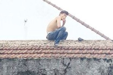 Bắt thanh niên nghi ngáo đá cầm dao cố thủ trên mái nhà dân