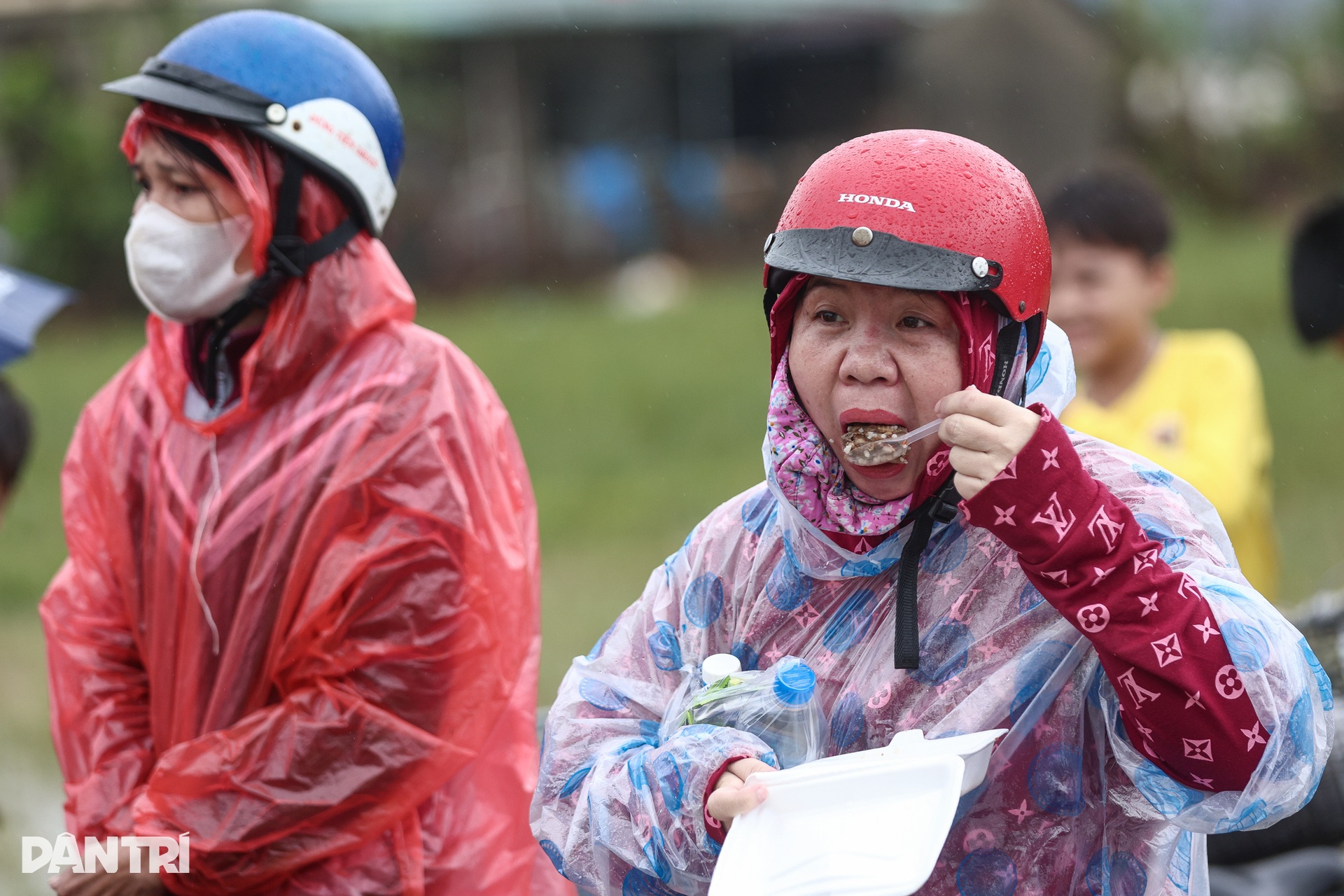 Những đêm không ngủ của người dân rốn lũ Hòa Thịnh - 11