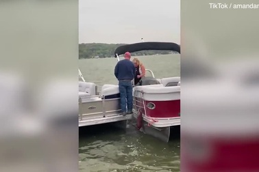 Khoảnh khắc cầu hôn bi hài của người đàn ông tội nghiệp