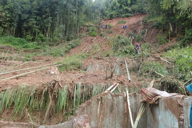 Mưa to gây sạt lở đất, 1 người chết, 3 người bị thương