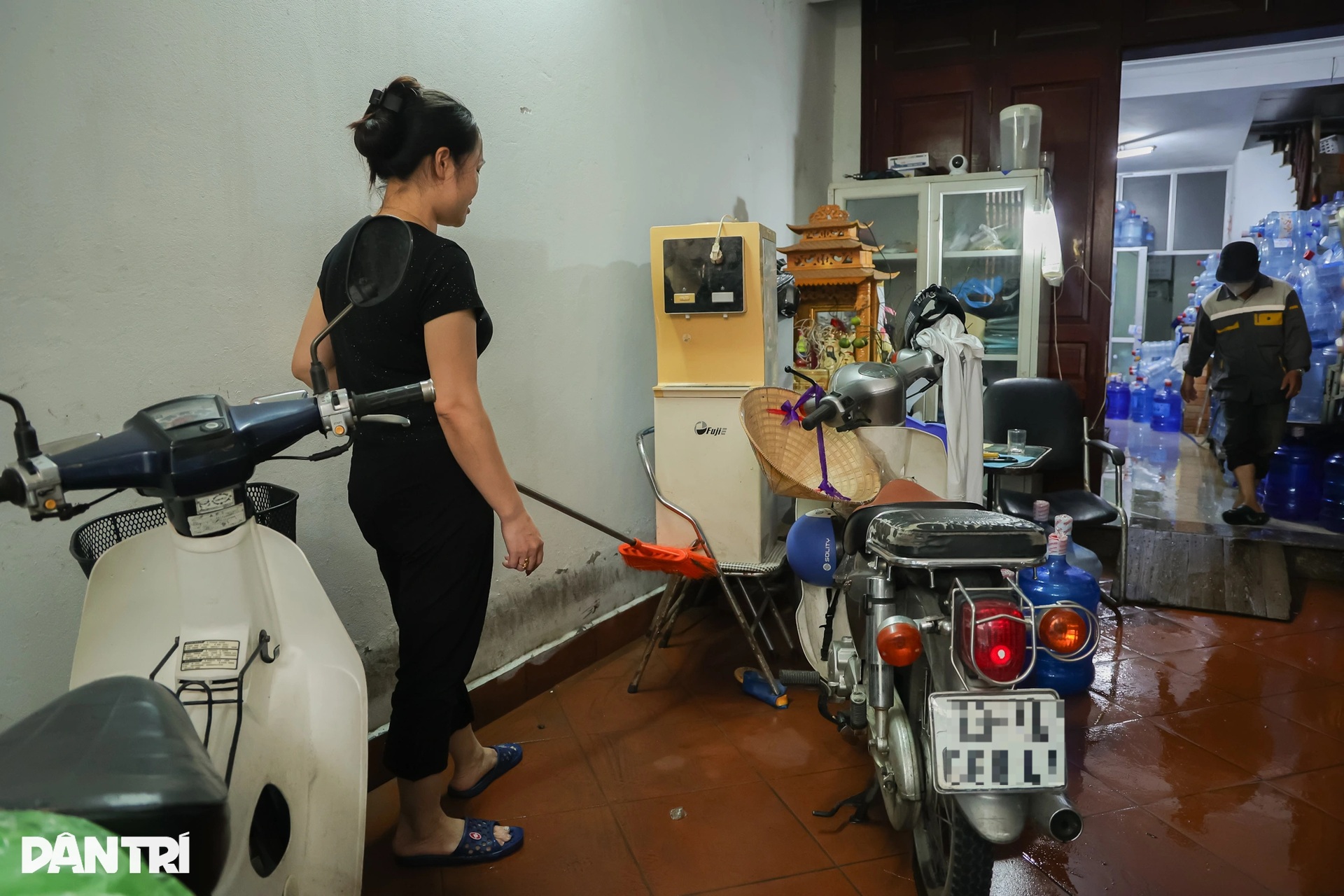 Người Hà Nội chật vật dọn nhà sau ngập, nhiều nơi nước vẫn chưa rút - 4 Người Hà Nội chật vật dọn nhà sau ngập, nhiều nơi nước vẫn chưa rút - 4