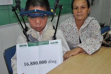 Gần 17 triệu đồng tiếp tục đến với cậu bé ngã cắm đầu xuống mương nước