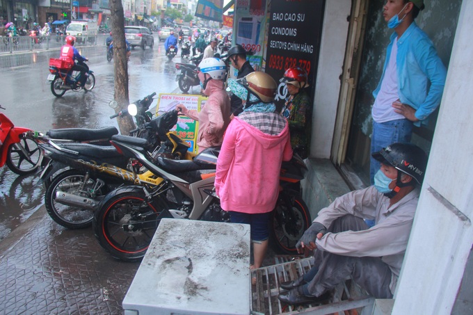 Người Sài Gòn trở tay không kịp, ướt sũng chạy mưa sau nhiều tháng nắng gắt - Ảnh 4. Người Sài Gòn trở tay không kịp, ướt sũng chạy mưa sau nhiều tháng nắng gắt - Ảnh 4.