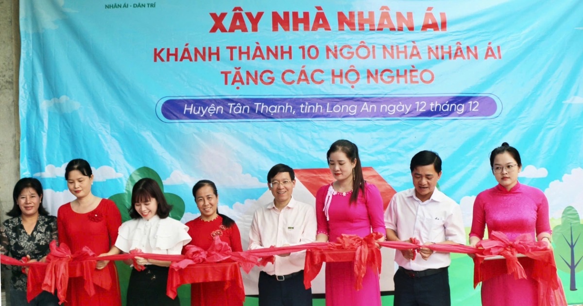 View - Khánh thành 10 ngôi nhà Nhân ái tặng các gia đình khó khăn ở Long An | Báo Dân trí