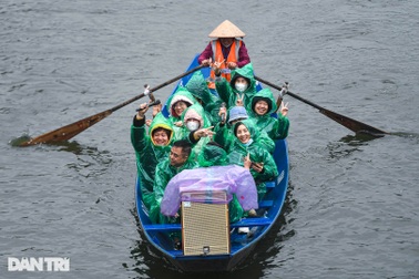 Loa kẹo kéo chát chúa ở chùa Hương: Bên nhớ "người tình", bên "xin gánh mẹ"