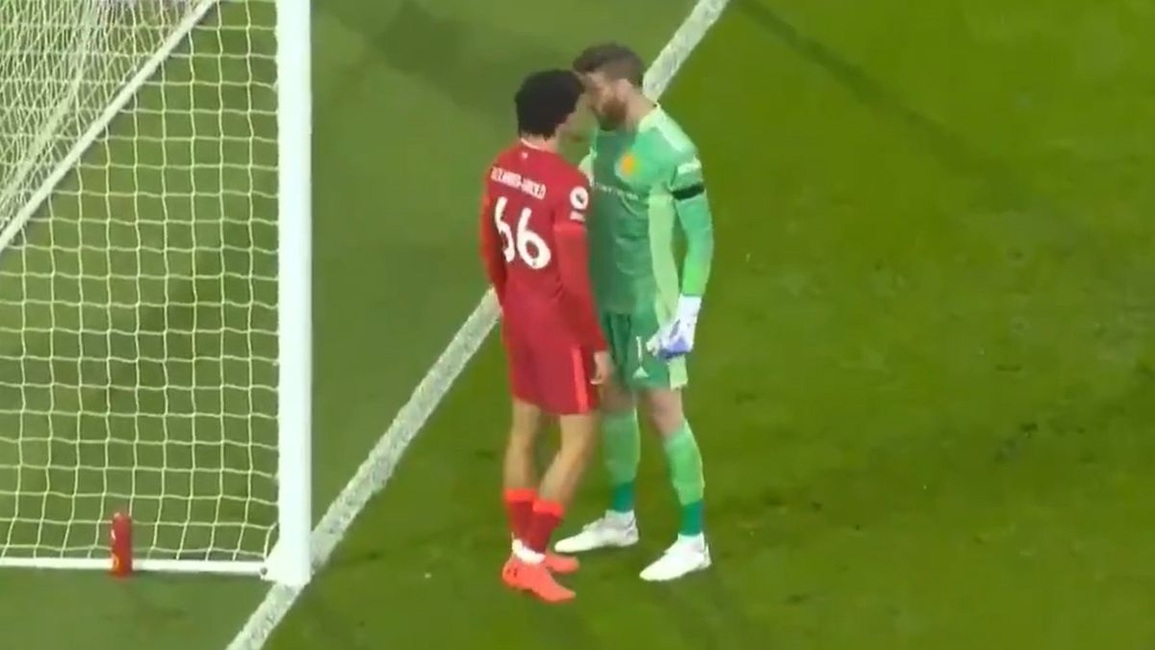 De Gea và Alexander-Arnold suýt choảng nhau trên sân Anfield - 2 De Gea và Alexander-Arnold suýt choảng nhau trên sân Anfield - 2