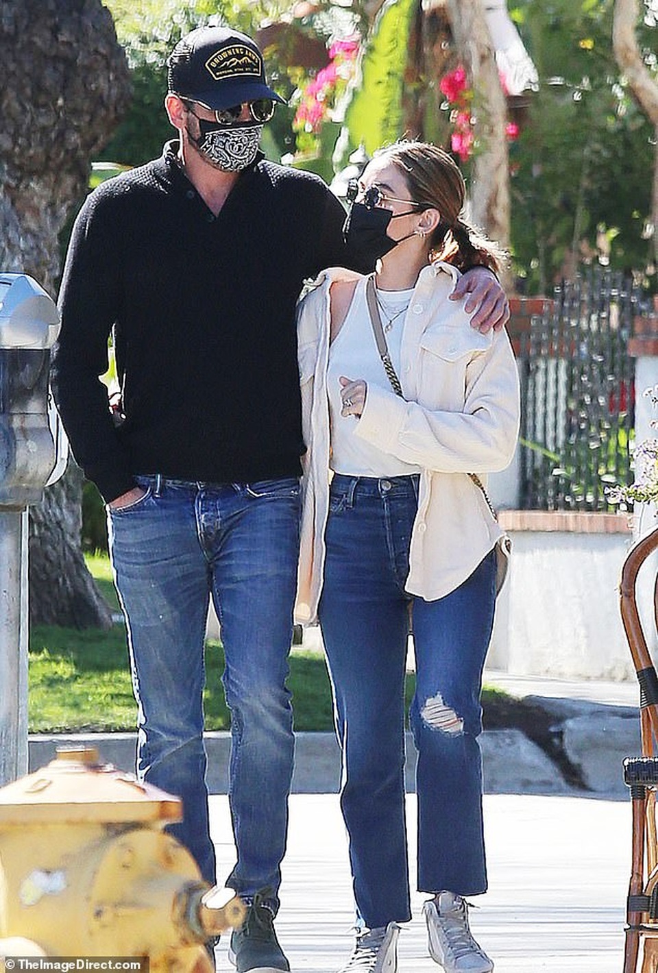 Sao Hollywood Lucy Hale hôn bạn trai hơn 20 tuổi trên phố - 3 Sao Hollywood Lucy Hale hôn bạn trai hơn 20 tuổi trên phố - 3