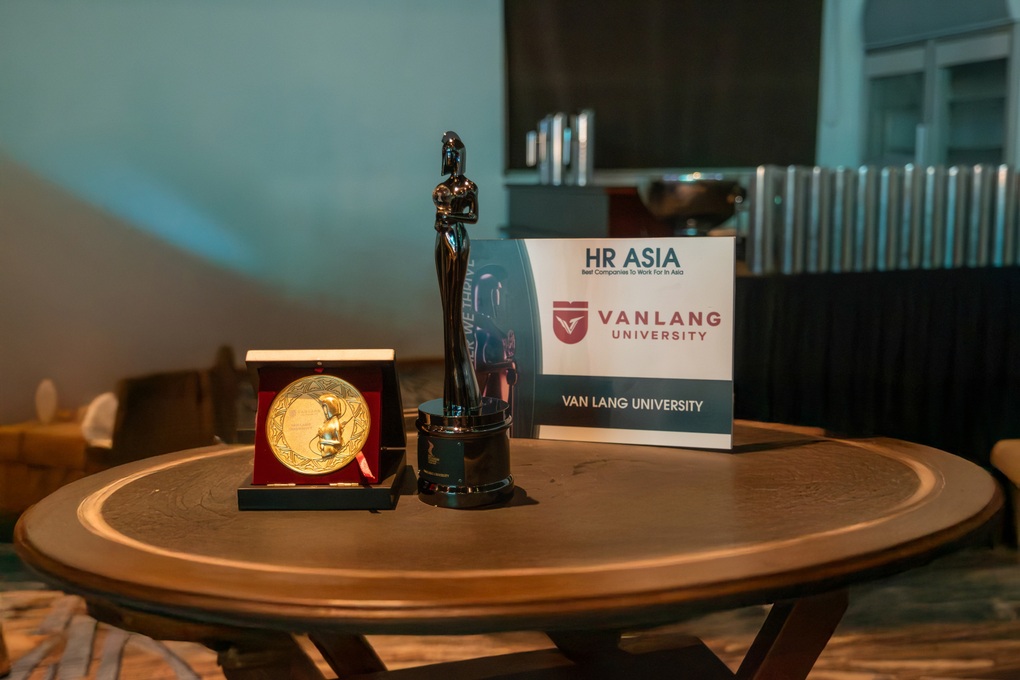 HR Asia Awards honors Van Lang University as having “The best working environment in Asia” - 2 HR Asia Awards vinh danh Đại học Văn Lang có “Môi trường làm việc tốt nhất châu Á” - 2