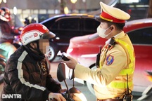 Tài xế xe máy liên tục nghe điện thoại để "né" đo nồng độ cồn