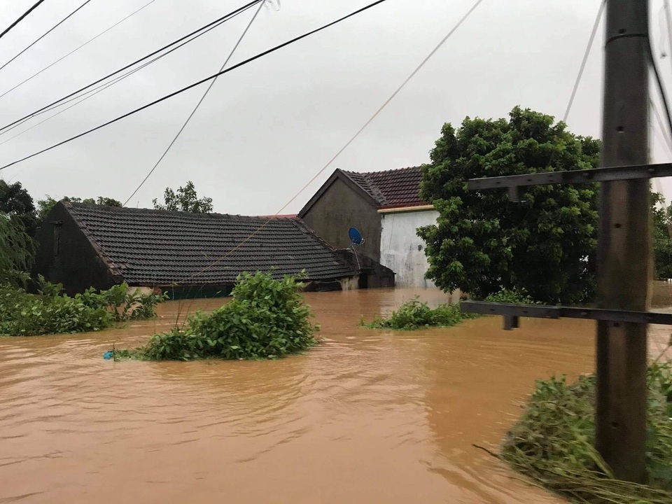 Về xã có 1.700 ngôi nhà bị lũ nhấn chìm trao quà bạn đọc Dân trí giúp đỡ - 2 Về xã có 1.700 ngôi nhà bị lũ nhấn chìm trao quà bạn đọc Dân trí giúp đỡ - 2