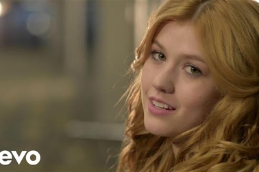Katherine McNamara trổ tài ca hát