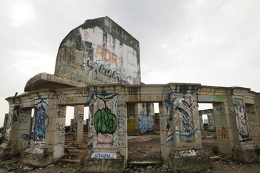 Bên trong "tòa tháp ma" bí ẩn bị bỏ hoang hàng chục năm