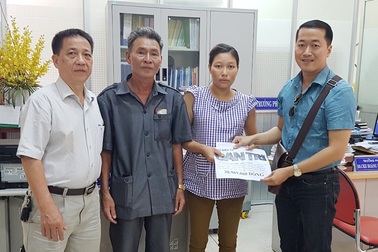 Trao hơn 30 triệu đồng đến chị Phạm Thị Hoa