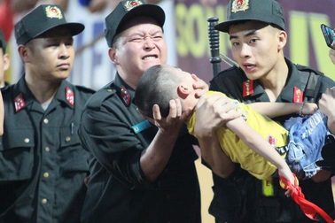 Bóng đá đẹp nhìn từ các khán đài và hành động nhân văn